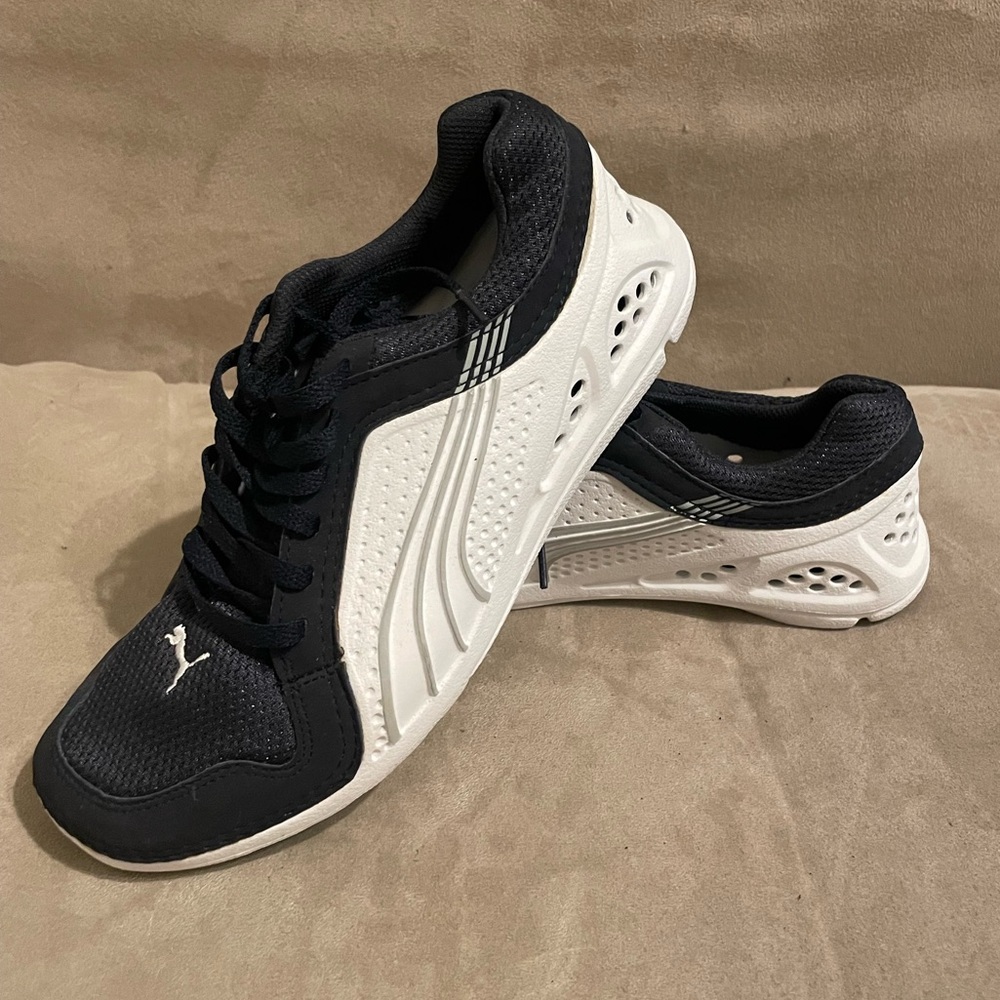 PUMA Athletic Shoes women’s size 6 NWOT